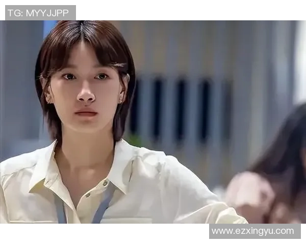 足球明星的女助理如何在光环背后默默奉献与成长的故事