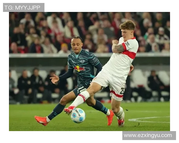 足球明星与女生的野外足球激情瞬间精彩图片分享